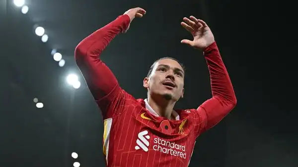 Liverpool es el único puntero de la Premier League: venció 2-0 a Aston Villa en Anfield