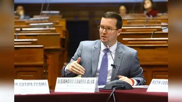 Congresista Alejandro Cavero defiende bono de S/1.700 por Navidad y se niega a renunciar a dicho beneficio: "Fue un convenio colectivo"