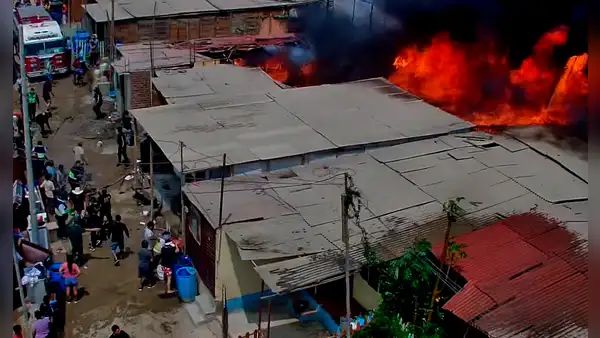 Fuerte incendio afecta cuatro inmuebles en Ventanilla: bomberos atienden la emergencia