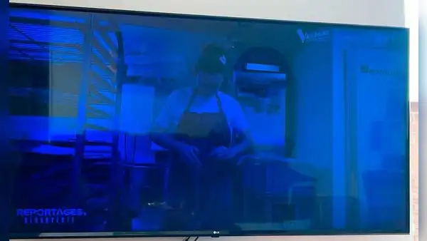 ¿Por qué la pantalla de tu Smart TV se ve azul cuando la enfocas con la cámara del celular?