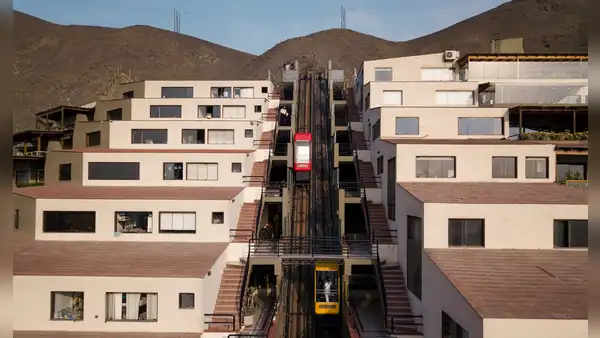 Este ascensor de 20 pisos fue construido sobre un cerro de Surco y desafía la ingeniería: tiene asientos y funciona desde hace 15 años
