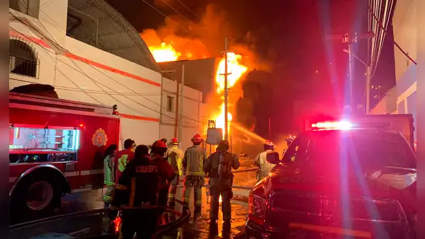 Fuerte incendio en San Martín de Porres consume depósito de pinturas: vecinos reclaman por aire tóxico