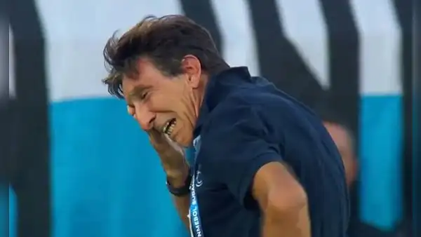 ¡Lágrimas de campeón! Gustavo Costas rompió en llanto en el campo tras ganar la Sudamericana con Racing