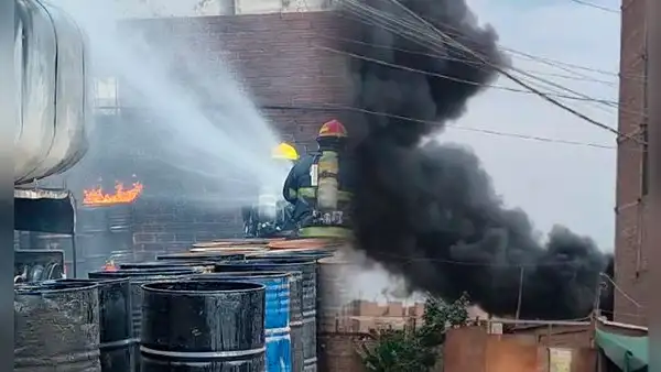 Incendio en San Martín de Porres: llamas consumieron almacén clandestino de cisternas de combustible