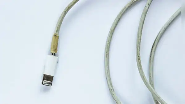 ¿El cable de tu teléfono se puso amarillo? Estas son las causas y cómo debes limpiarlo correctamente