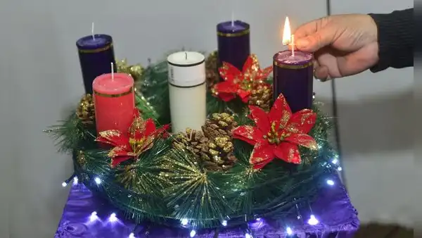 Corona de Adviento 2024 en México: ¿qué significan los colores de las velas y en qué orden encenderlas?