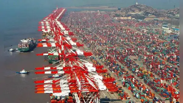 Este es el puerto de Shanghái, el más grande del mundo: se conecta con más de 200 países, incluidos de América Latina