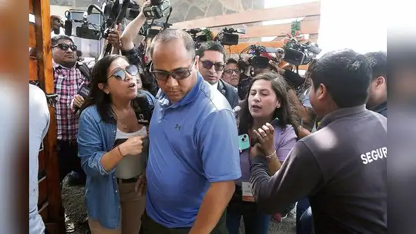 Dina Boluarte: chofer del Cofre ratifica que dejó a presidenta en Asia, pero no en Mikonos