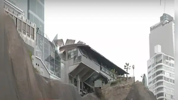 Peligro en Miraflores: alertan derrumbe de terraza en restaurante por filtraciones en acantilado de la Costa Verde
