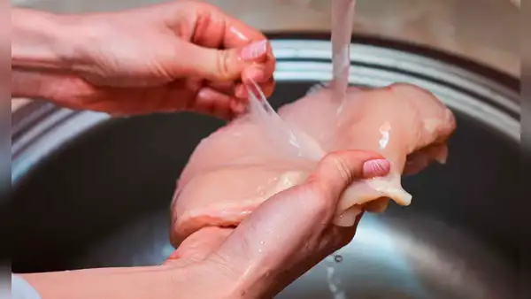 ¿El pollo crudo se lava o no se lava antes de cocinarlo? Esto es lo que debes hacer