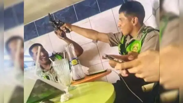 Piura: Policías son captados jugando con sus armas de reglamento en restaurante de Lobitos