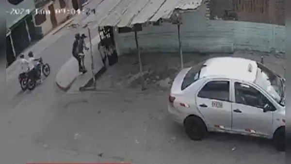 Delincuentes golpean y arrastran a mujer para robarle su celular en San Juan de Lurigancho