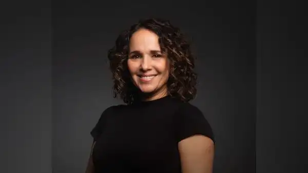 Érika Villalobos en un obra teatral para el debate