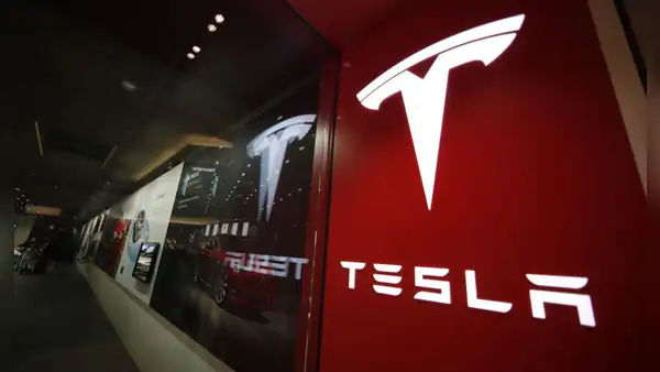 Tesla despide a empleada y ahora deberá remunerarla con 100.00 euros: despido fue “sin causa real ni seria”