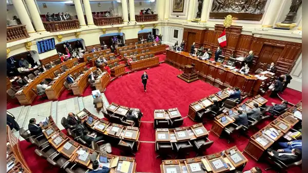 Congreso prohíbe uso de minifaldas a sus trabajadoras tras escándalo de presunta red de prostitución