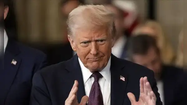 Trump advierte que impondrá "aranceles e impuestos a países extranjeros para enriquecer" a Estados Unidos
