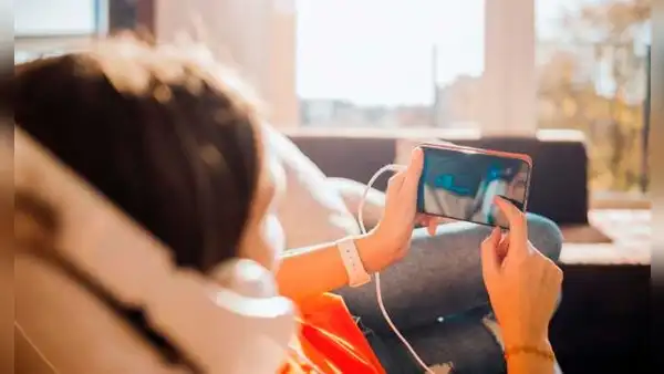 ¿Por qué no deberías ver videos de TikTok o YouTube cuando tu smartphone está cargando?