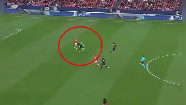 ¡Insólito blooper en Barcelona! Szczesny atropelló a Balde lejos del área y Benfica anotó el 2-1 por la Champions League