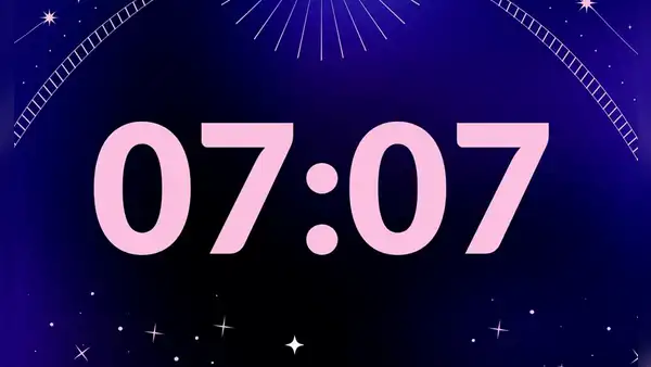 ¿Qué significa ver la hora espejo 07:07 en el reloj?