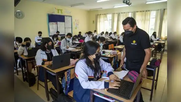 Especialistas recomiendan reinventar las aulas escolares con inteligencia artificial