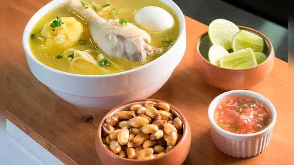 ¿Sabes cómo preparar caldo de gallina? Descubre la receta y los ingredientes para la sopa 'levantamuertos'