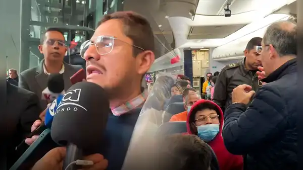 Inmigrante colombiano relata cómo fueron tratados al ser deportados de USA: "Nos esposaron de los pies hasta la cadera"