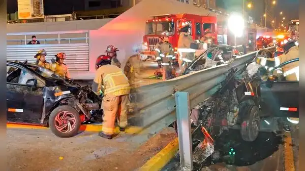 Auto quedó incrustado en baranda de separación del Metropolitano en Miraflores tras aparatoso accidente