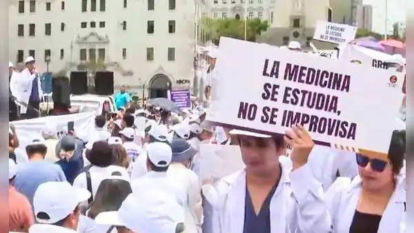 Marcha del Colegio Médico del Perú: rechazan ley que permite a odontólogos realizar procedimientos médicos