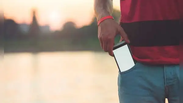 ¿Tu smartphone se enciende solo cuando lo llevas en el bolsillo?: este ajuste solucionará el problema