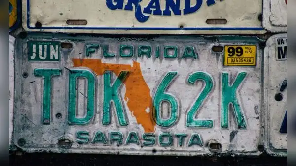 Mucha atención, conductores en Florida: ¿pueden multarte hasta con US$500 por tener la placa vehicular sucia?