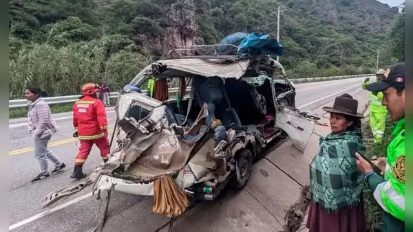Gigante roca cae sobre combi y mata a 3 pasajeros en carretera de Apurímac: otros 4 resultaron heridos