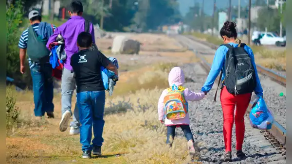 DHS insta a inmigrantes a irse de EE. UU. antes que Trump los deporte: "Si te vas ahora podrías tener la oportunidad de regresar"