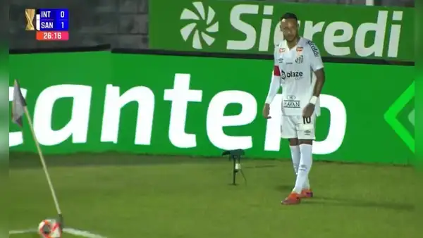 Neymar Jr 'calla' las pifias rivales con espectacular gol olímpico para el Santos en el Campeonato Paulista