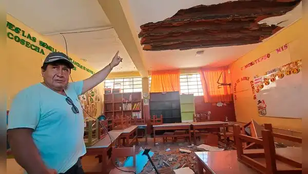 Techo de colegio cae sobre carpetas y padres exigen reconstrucción