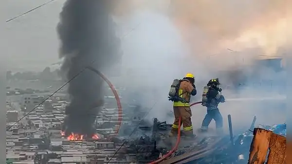 Incendio de grandes proporciones en Ancón: fuego arrasa con más de 20 viviendas y un menor pierde la vida