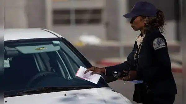 Nueva regla de California: conductores recibirán una multa de hasta US$406 por estacionar en estos lugares