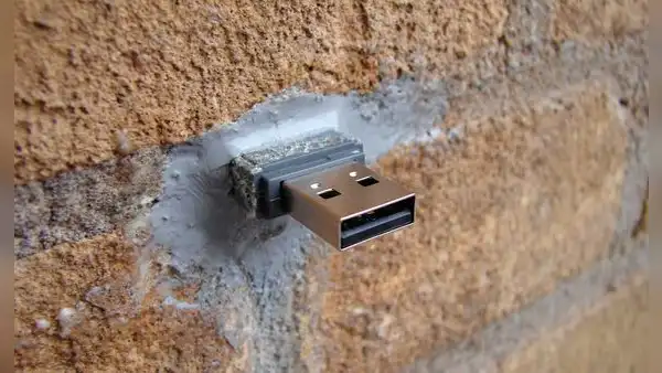 ¿Qué significan las memorias USB incrustadas en las paredes? Esto ocurre si te conectas a ellas
