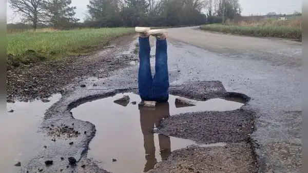 ¿Cansado de los baches? Ciudadano realizó acción viral para que las autoridades arreglen un problema en la carretera
