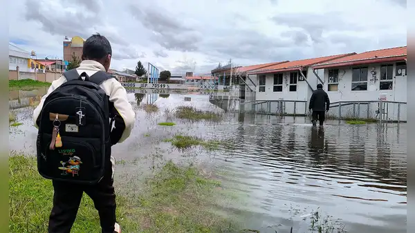Estudiantes inician clases con patio y aulas inundadas tras fuertes lluvias en Puno