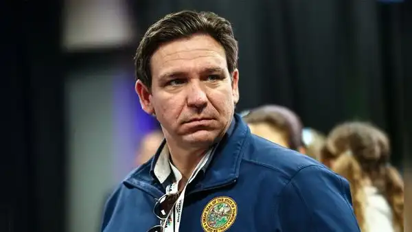 Florida: Ron DeSantis podría suspender a funcionarios locales que no cooperen con las detenciones y deportaciones de ICE