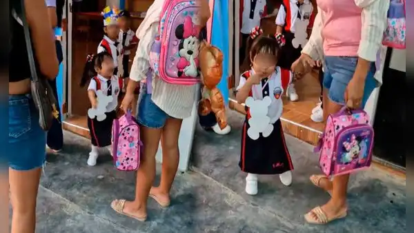 Niña sale emocionada del colegio, abraza a una mujer, pero su rostro se vuelve viral al notar que no era su mamá