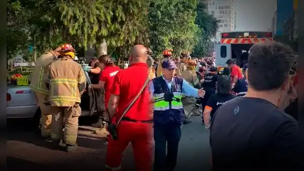 Automóvil se estrella en el Parque Kennedy: bomberos y paramédicos atendieron emergencia que dejó un herido