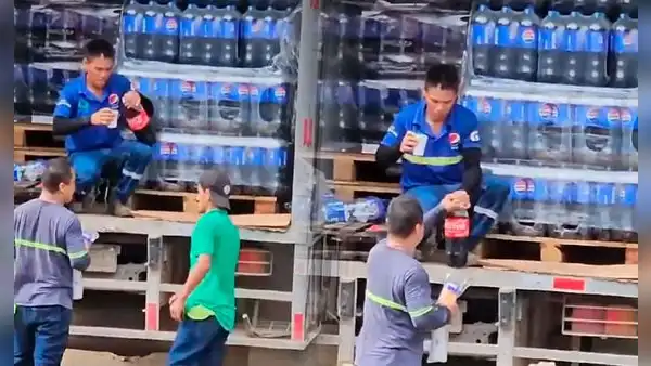 Captan a repartidor de Pepsi bebiendo una Coca Cola y usuarios reaccionan: “Ni Judas se atrevió a tanto”