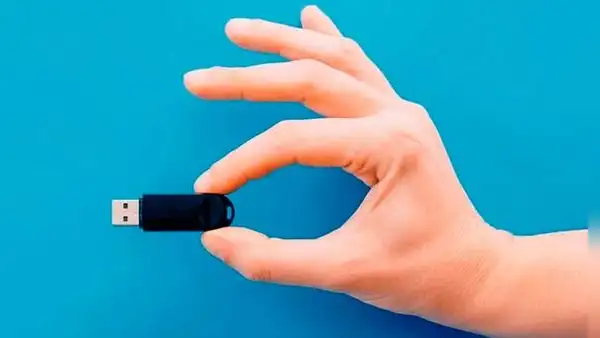 ¿Cómo guardar fotos de tu teléfono en una memoria USB sin tener que usar cables o una PC?