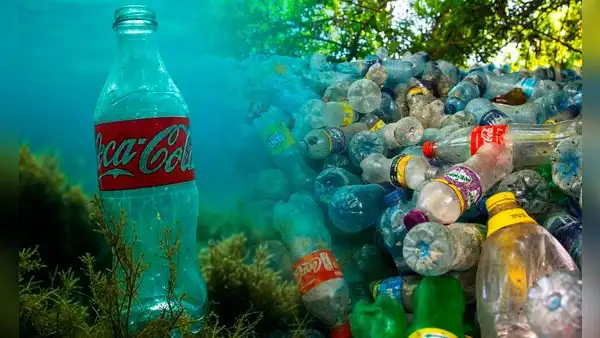 Estudio científico advierte que para el 2030 habrá 600.000 toneladas de plástico de Coca-Cola en los océanos