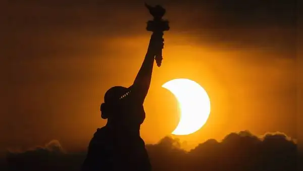 Nueva York verá el eclipse solar al amanecer: dónde observarlo y a qué hora empieza el fenómeno
