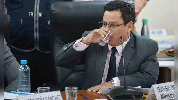 Ministro de salud a un paso de la censura por suero defectuoso: congresistas piden la cabeza de César Vásquez