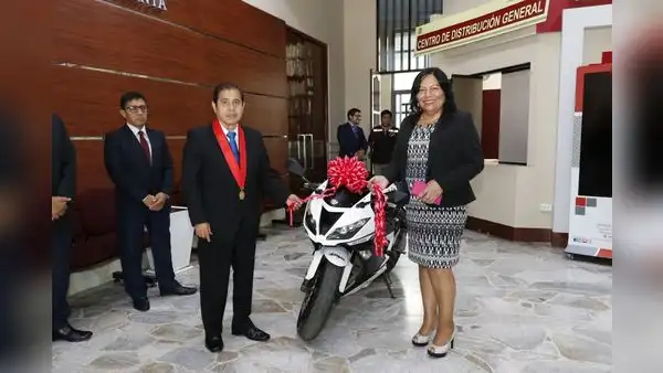 Corte Superior de Justicia del Santa recibió motocicleta de Pronabi en cesión de uso