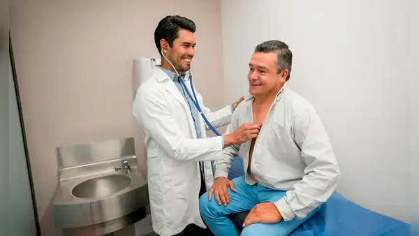 Nuevo proyecto de ley ampliaría la cobertura de salud a inmigrantes sin estatus legal en este estado de EEUU