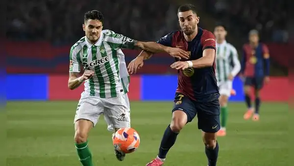 Real Madrid cayó en casa ante Valencia y el Barcelona no pasó del empate con el Betis
